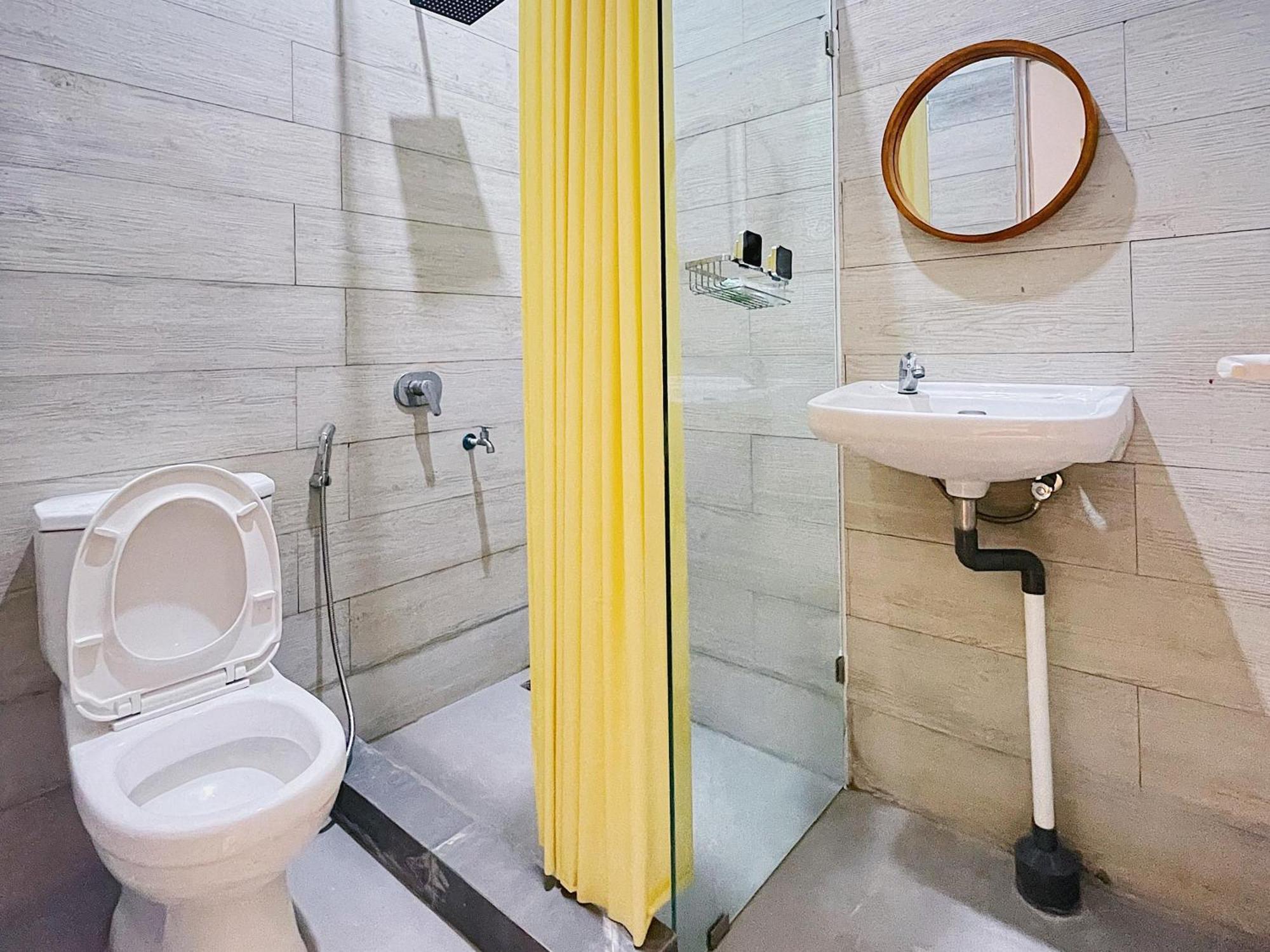 Urbanview Wollangi Syariah Near Toko Alaska Hotel 3*